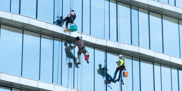 Trabajos Verticales en Fachadas de Edificios / Viviendas en Getafe · Pintado Económico y Rápido de Fachadas